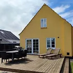 בית נופש Charming House In Near And Town