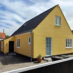 בית נופש Charming House In Near And Town